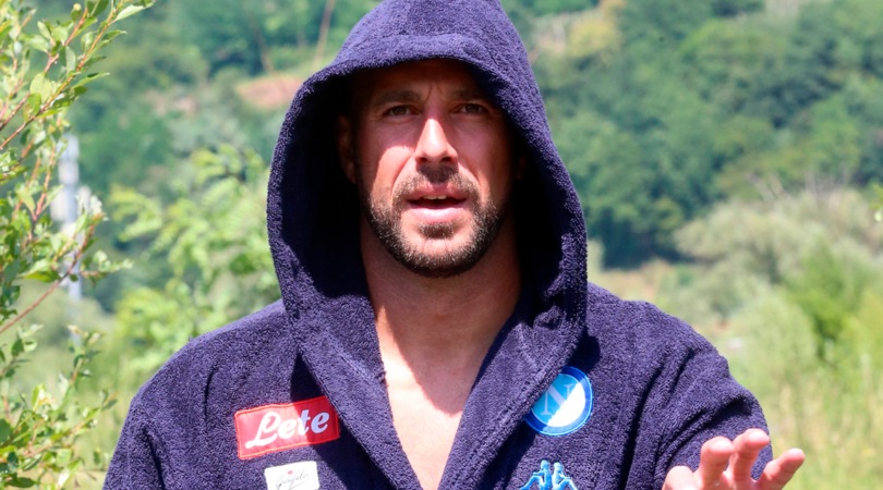 Napoli, a Dimaro musi lunghi per Reina incappucciato