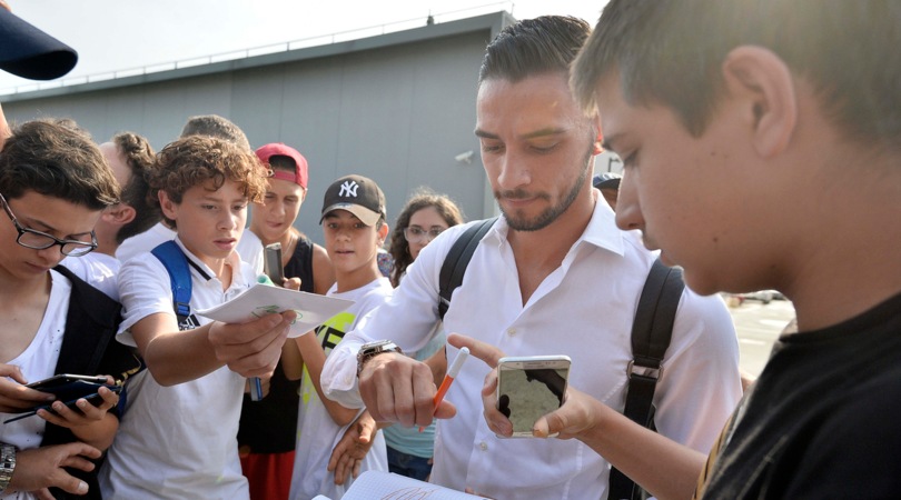 Juventus, De Sciglio al JMedical: quanti tifosi ad accoglierlo!
