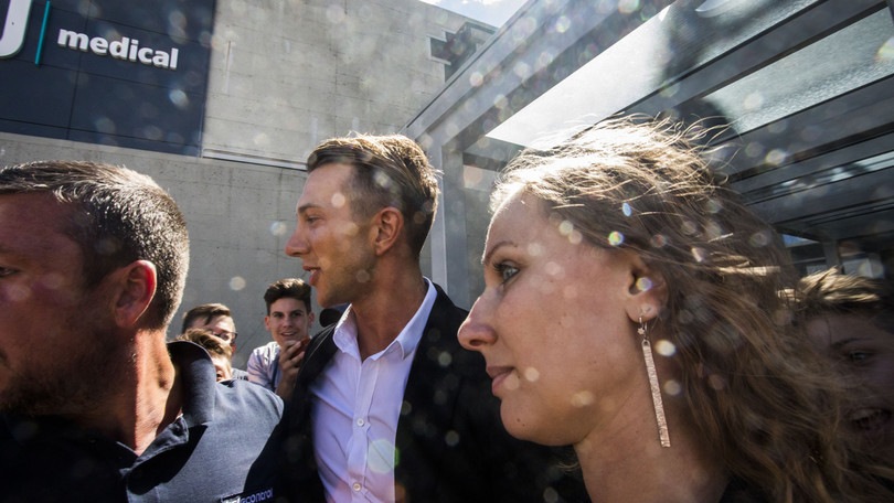 Juventus, Bernardeschi esce dal J Medical: bagno di folla tra i tifosi