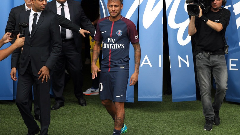 Neymar si presenta e Parigi impazzisce