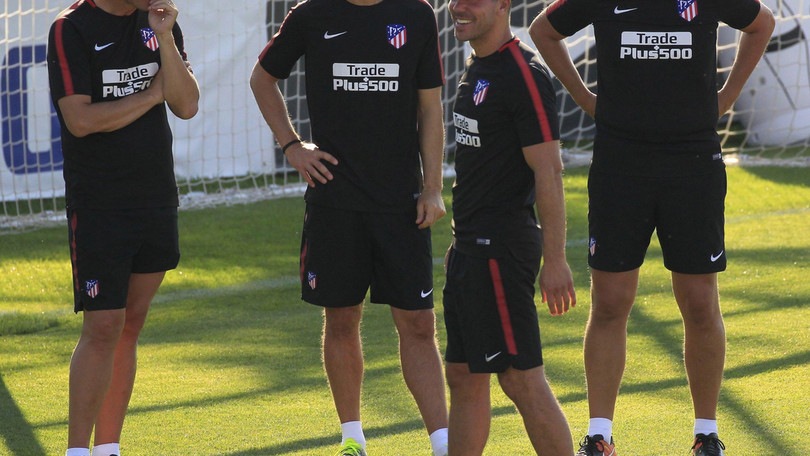 Atletico Madrid, Simeone sorridente insieme al suo staff