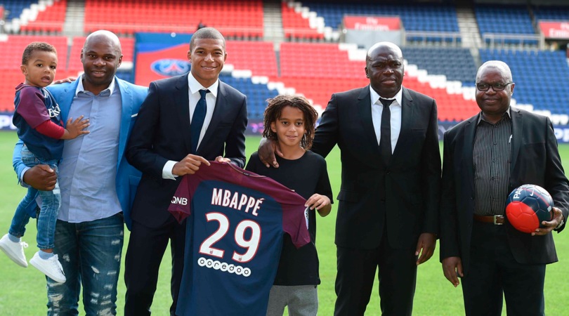 Psg, Mbappé si presenta: con lui anche la famiglia