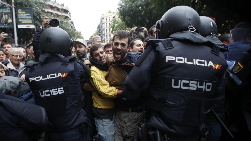 Referendum Catalogna, scontri e cariche della polizia ai seggi a Barcellona