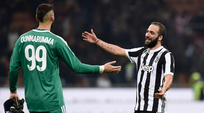 Juventus, Higuain abbraccia Donnarumma dopo la doppietta