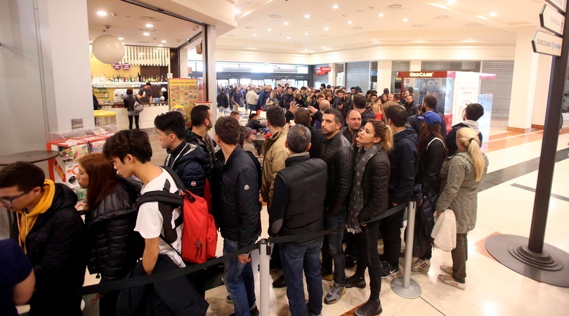 iPhone X, in Italia iniziano le prime code davanti agli Apple Store