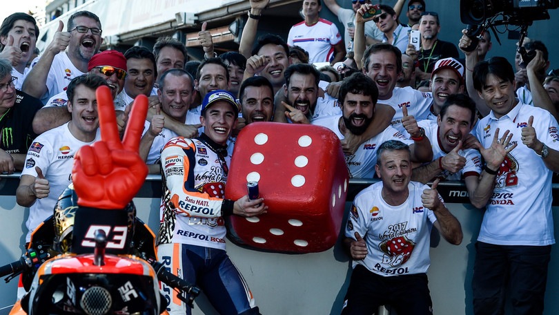 Marquez, sesto trionfo! La festa pazza con un dado gigante