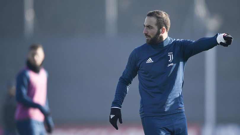 Juventus, a Vinovo dirige Higuain: Mandzukic e Cuadrado lavorano in gruppo
