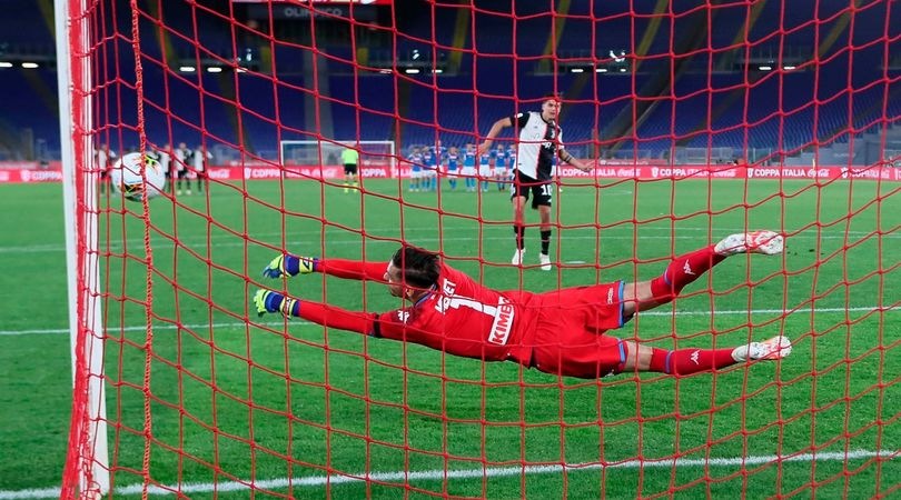 Juve ko, il Napoli trionfa in Coppa Italia: errori di Dybala e Danilo ai rigori