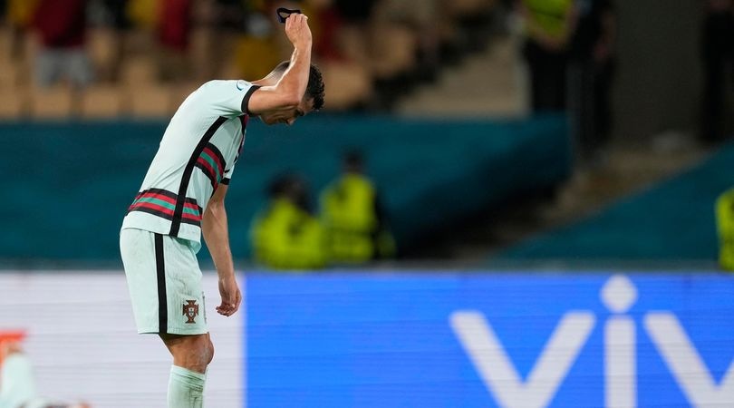 Ronaldo stizzito getta la fascia da capitano a terra dopo Belgio-Portogallo