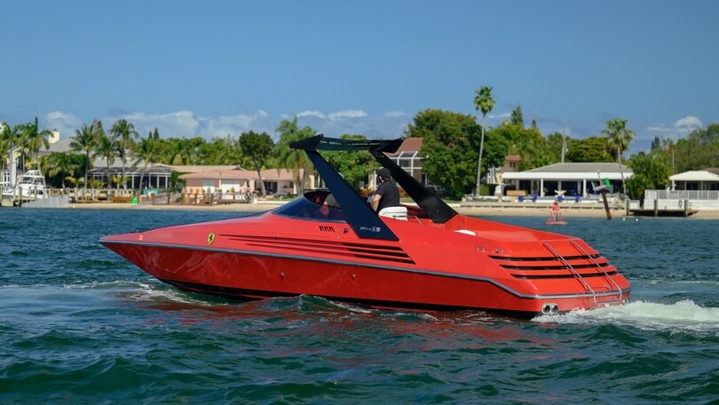 Ferrari Riva 32, il motoscafo con due motori V8 venduto a una cifra da capogiro