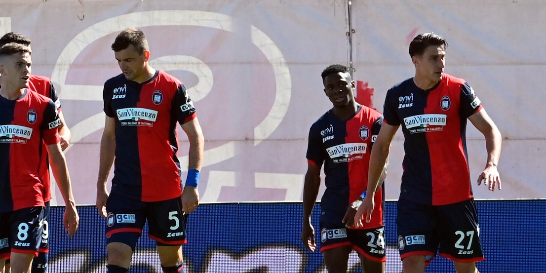 Crotone, la società dopo l'aggressione ai calciatori: "Ferma condanna alla violenza"