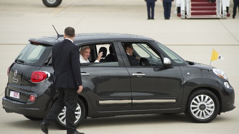 Una Fiat 500L può valere fino a 90mila euro? Sì, se c'entra Papa Francesco