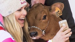 FOTO Sci, la Vonn trionfa in Val d'Isere. Selfie 'particolare' a fine gara...