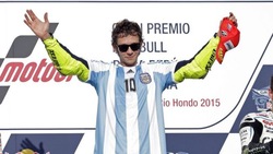 Valentino Rossi: festa sul podio e dedica a Maradona