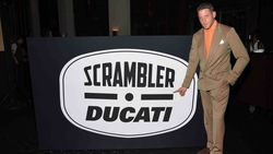 Lapo collabora con Ducati: Scrambler personalizzata e occhiali da sole