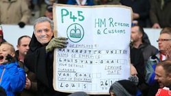 Crisi Manchester, tifosi mascherati da Mourinho