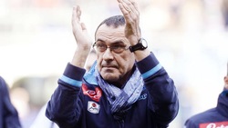 Sarri a Marassi con la sciarpa della riappacificazione con Mancini