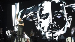 Ramazzotti in concerto: anche il Palalottomatica diventa bianconero