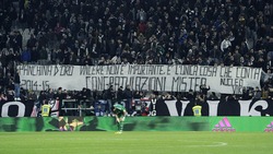 Juventus, i tifosi stanno con Allegri: striscioni per lui e cori contro Sacchi