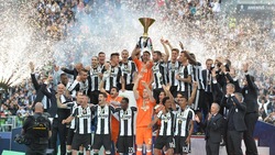 Juventus, tutti a centrocampo per la festa scudetto