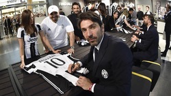 Juventus, Buffon e compagni al JStore: quanti autografi e selfie con i tifosi!
