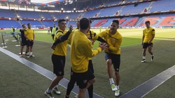 Europa League, i giocatori del Siviglia scherzano in campo