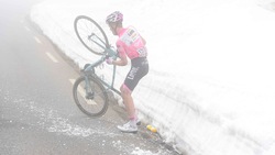 Giro d'Italia, Kruijswijk cade sul ghiaccio