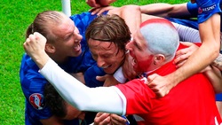 Segna Modric, il tifoso croato fa invasione e corre ad abbracciarlo