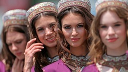 F1, a Baku non solo motori: l'eleganza delle Grid Girls