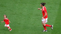 Bale ai quarti col suo Galles, che festa con la figlia a fine partita