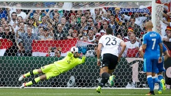 Euro 2016, Germania-Slovacchia: la fotosequenza del rigore di Özil