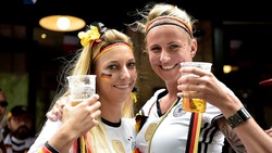 Germania-Italia: birra e risate, così i tifosi tedeschi ingannano l'attesa