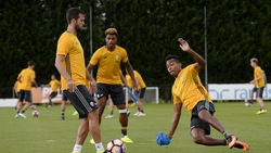 Juventus, Alex Sandro in scivolata su Pjanic. A Vinovo si fa sul serio