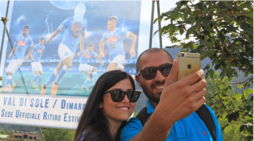 Napoli, a Dimaro strappata la faccia di Higuain dal manifesto. E i tifosi si fanno i selfie