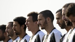 Juventus, tutti in posa per la foto ufficiale