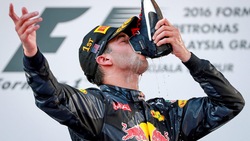 F1 Malesia, Ricciardo vince e festeggia bevendo lo champagne dalla scarpa