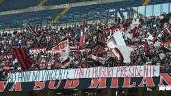 Milan, ecco gli striscioni dei tifosi per il compleanno di Berlusconi