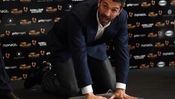 FOTO Buffon riceve il Golden Foot 2016 a Montecarlo