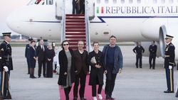 Bebe Vio da Obama, scende dall'aereo con Benigni