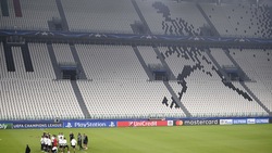 FOTO Il Lione si allena nello Stadium deserto