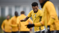 La Juve si allena. Dani Alves, l'occhio migliora