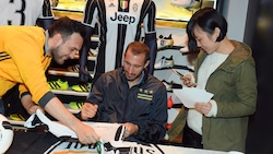 Juventus, festa per Chiellini: selfie e autografi allo store di Milano