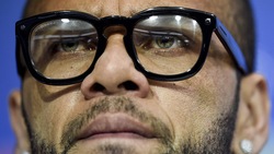 Dani Alves, il look è da intellettuale a Siviglia