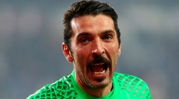 Baffi retrò, l'esordio del nuovo look di Buffon