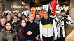 Trezeguet incontra i tifosi. Foto e autografi allo Juventus store