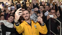 C'è Bonucci al JStore e i tifosi fanno festa