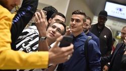La Juve arriva a Doha: selfie e autografi all'aeroporto
