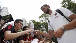 Milan in Cina aspettando Bonucci, che entusiasmo tra i tifosi