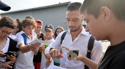 Juventus, De Sciglio al JMedical: quanti tifosi ad accoglierlo!