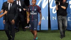 Neymar si presenta e Parigi impazzisce
